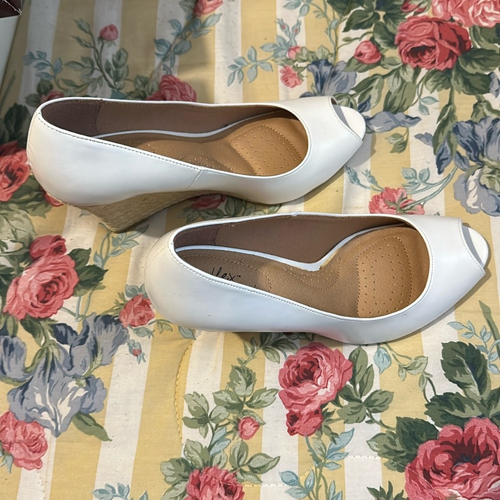 8.5 White Wedged Heels